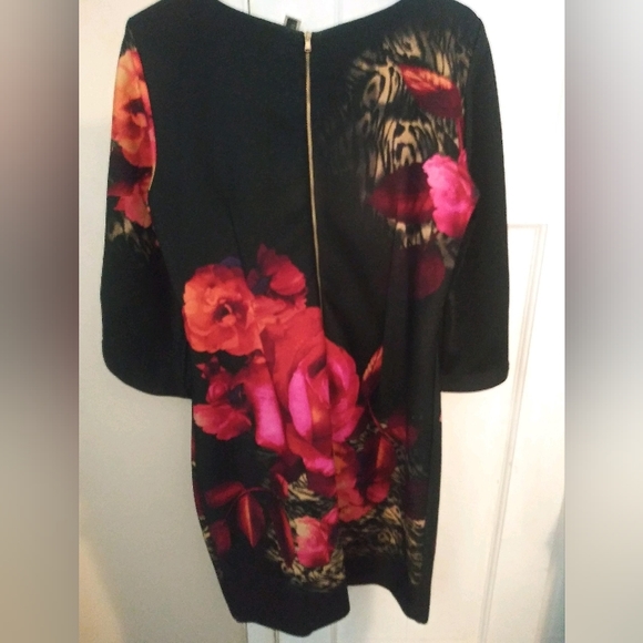 Woman's dress - Picture 2 of 2